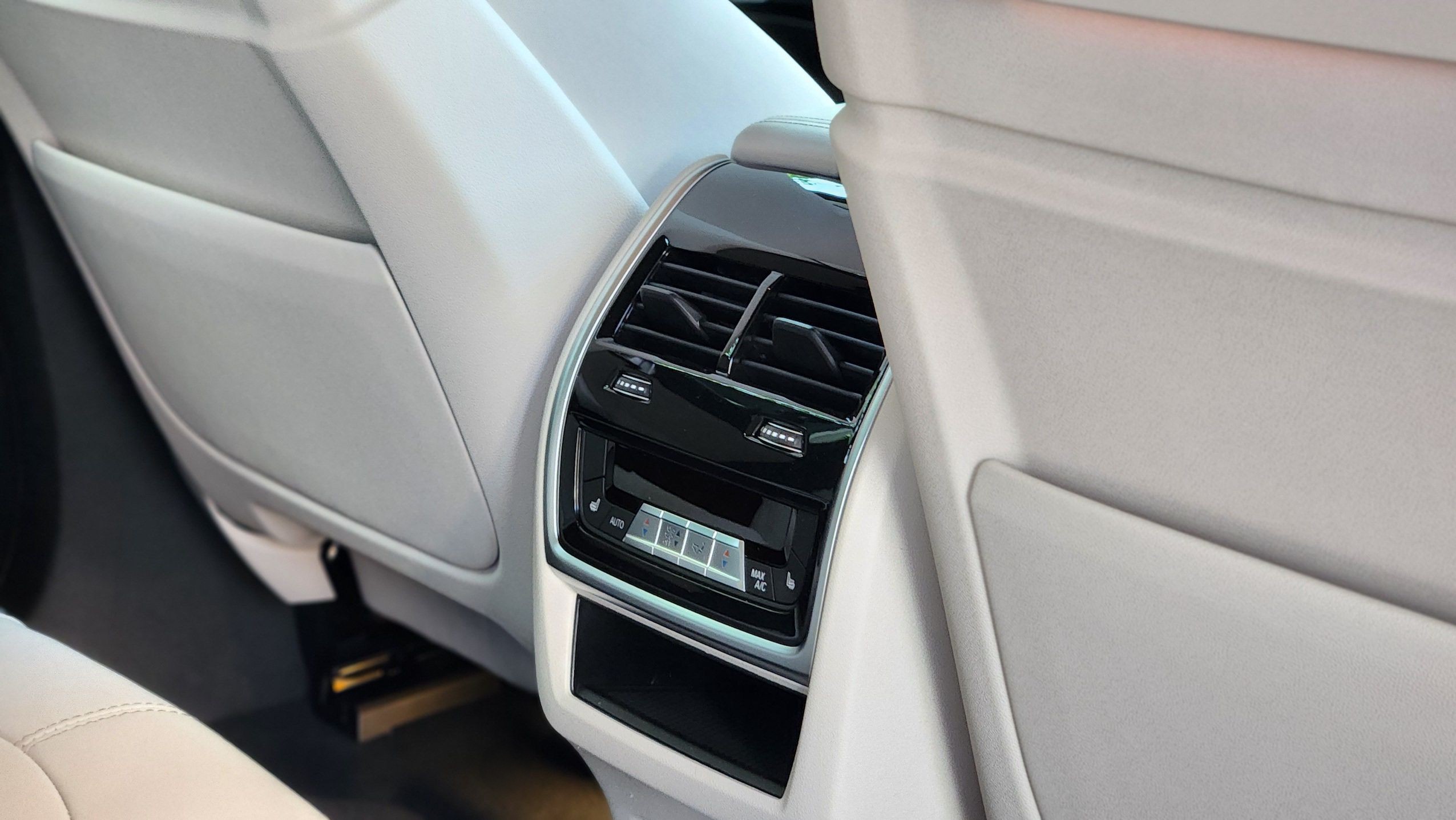 BMW X6 40i M-Sport Pack - imagine 16