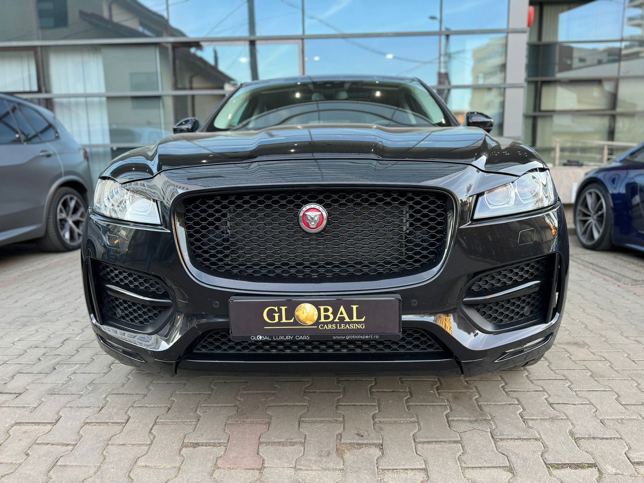 Jaguar F-Pace 20d R-Line - imagine 4