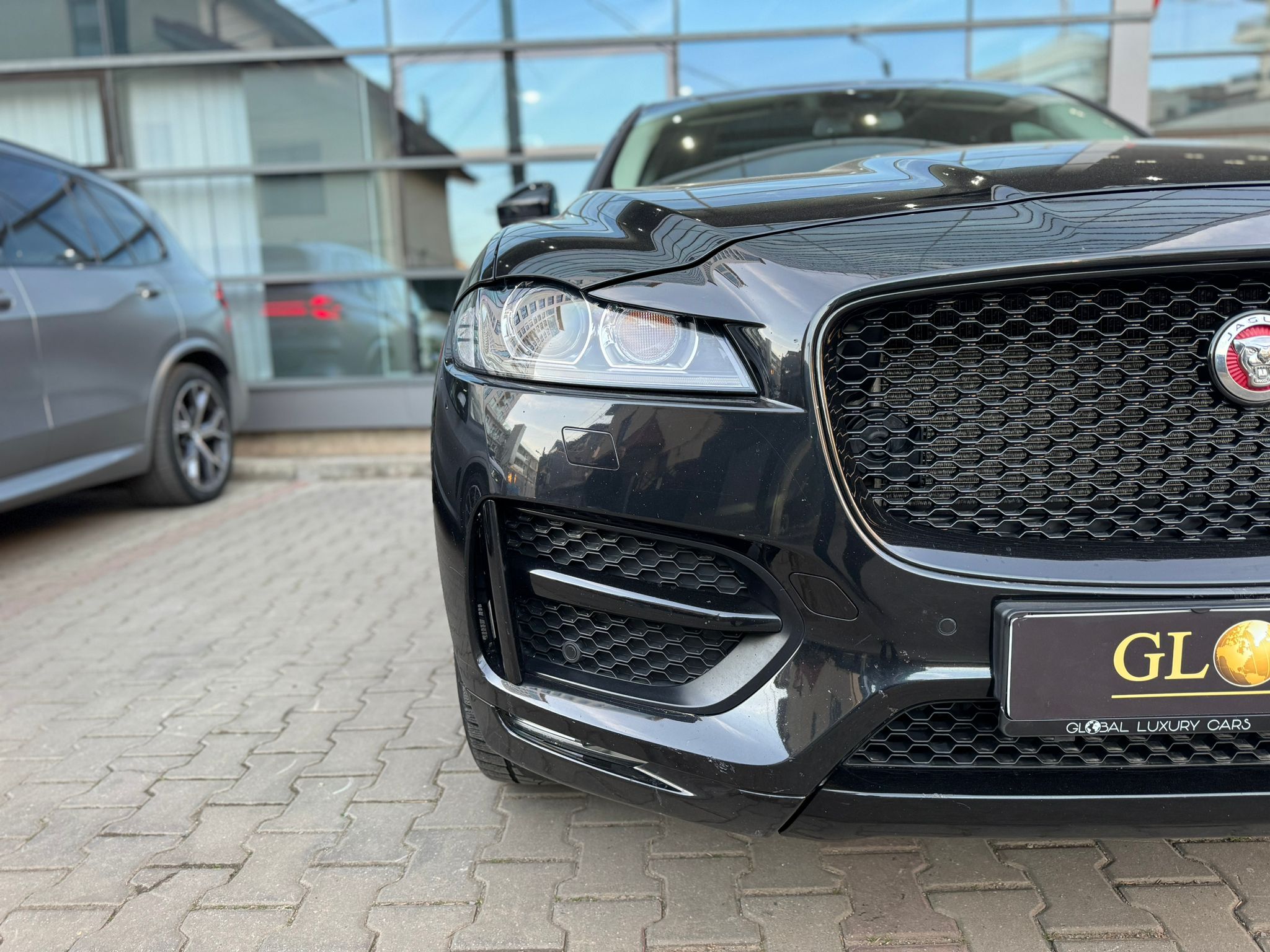 Jaguar F-Pace 20d R-Line - imagine 5