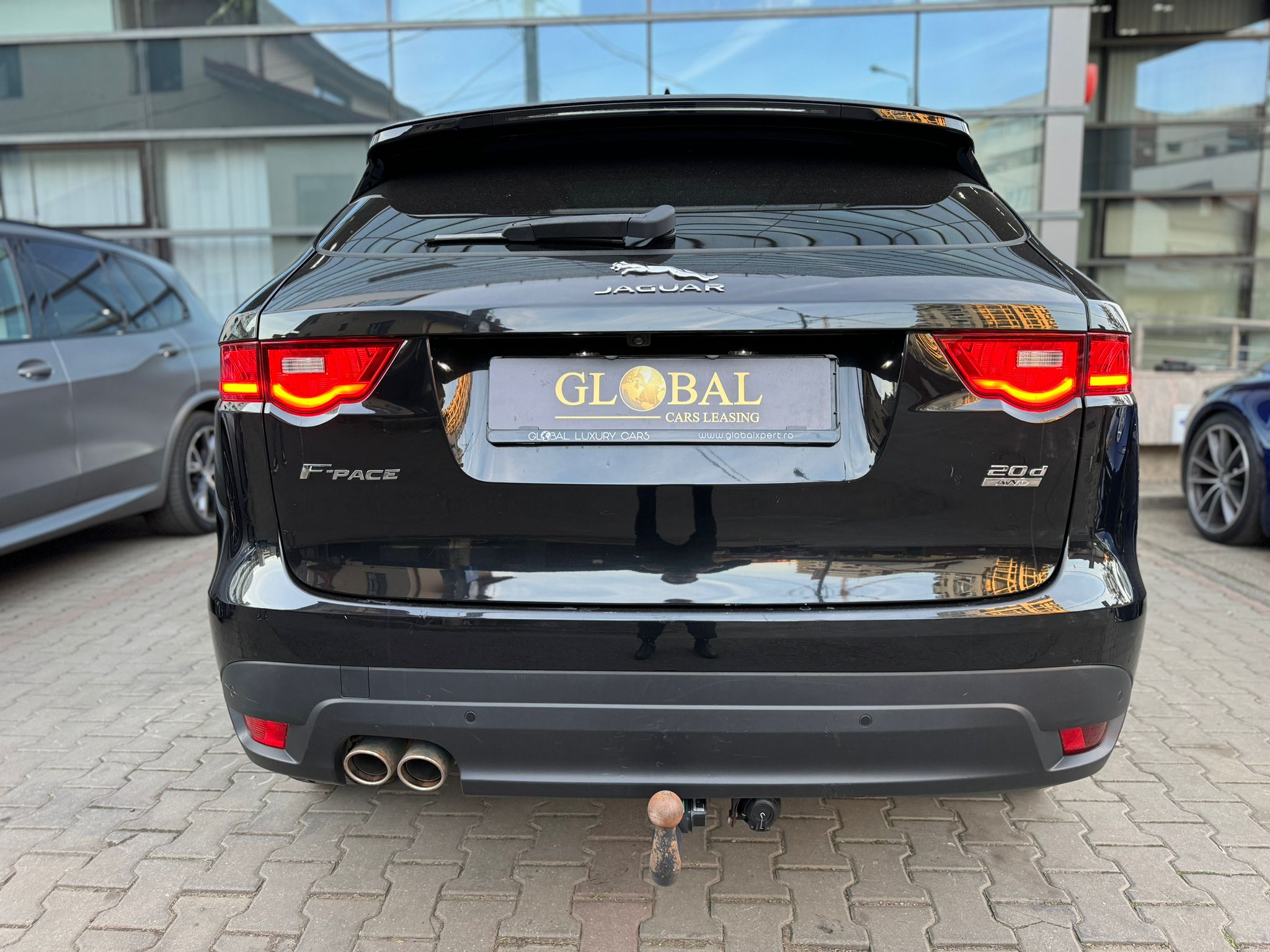 Jaguar F-Pace 20d R-Line - imagine 8