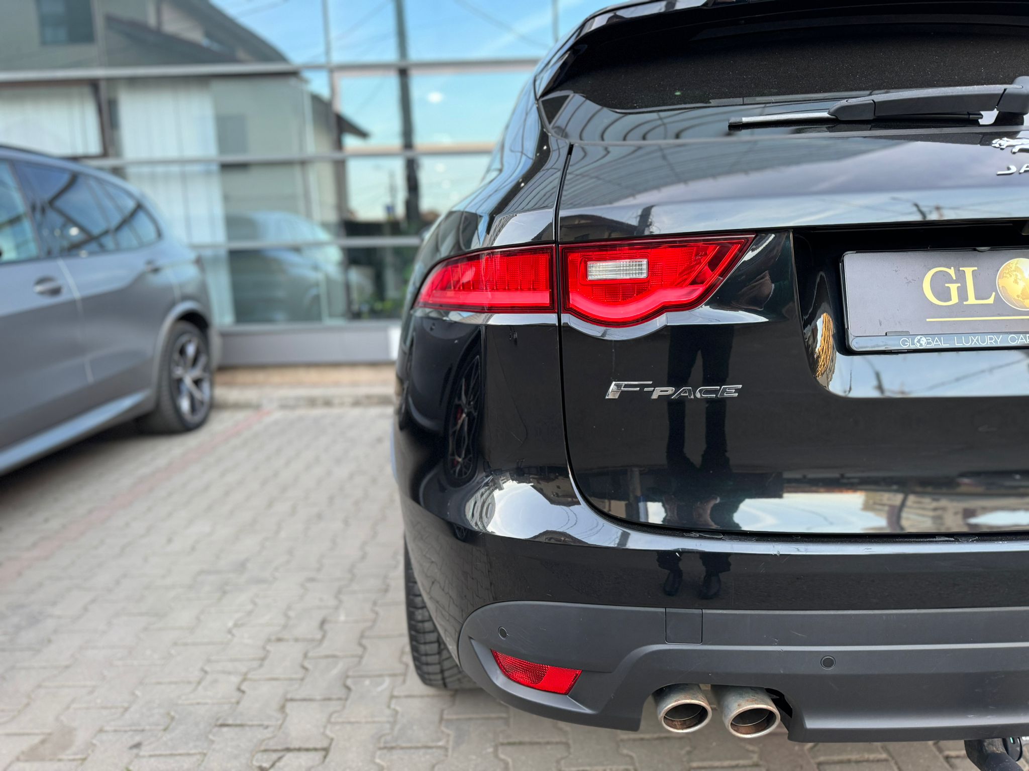 Jaguar F-Pace 20d R-Line - imagine 9