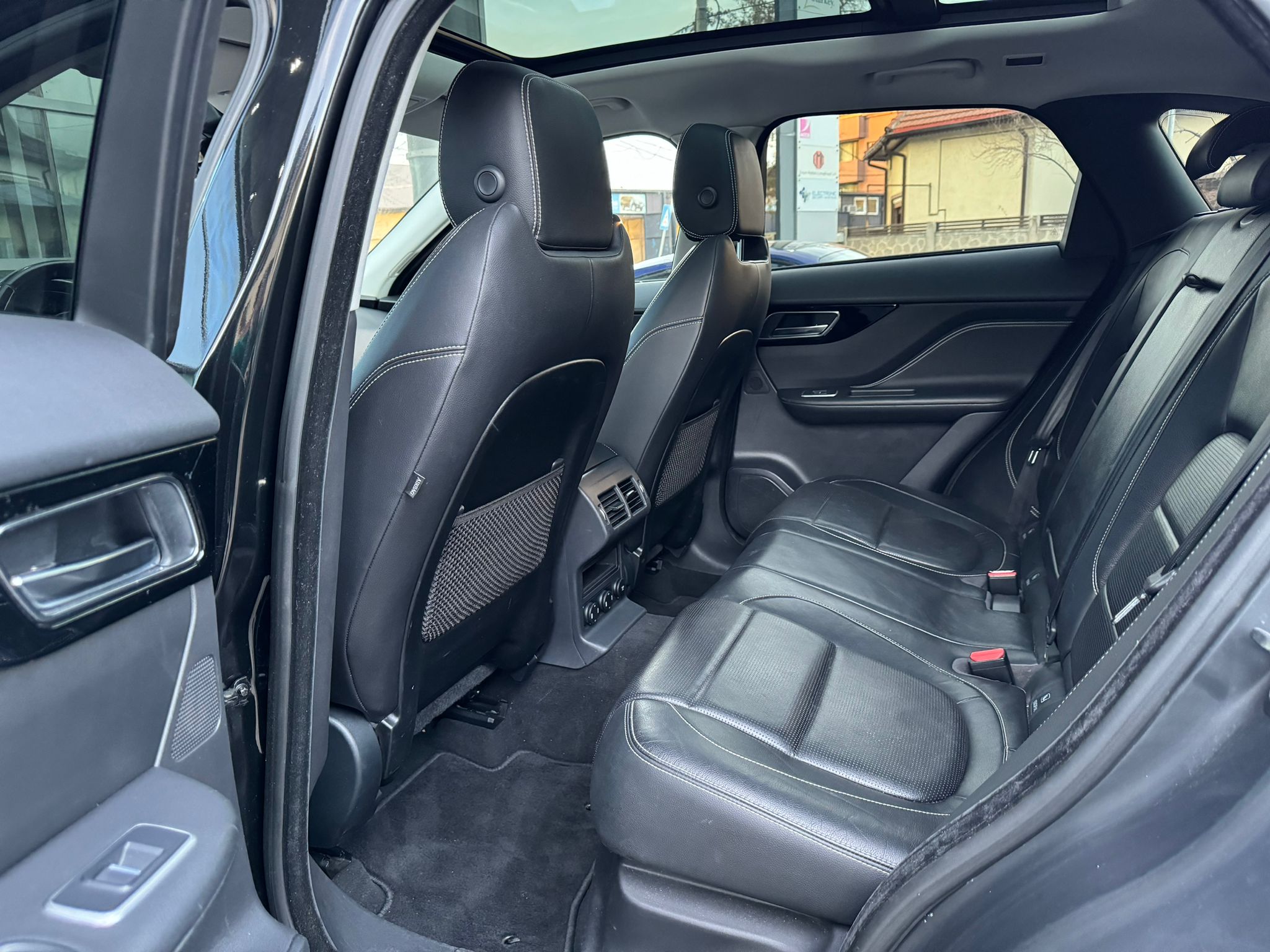 Jaguar F-Pace 20d R-Line - imagine 22