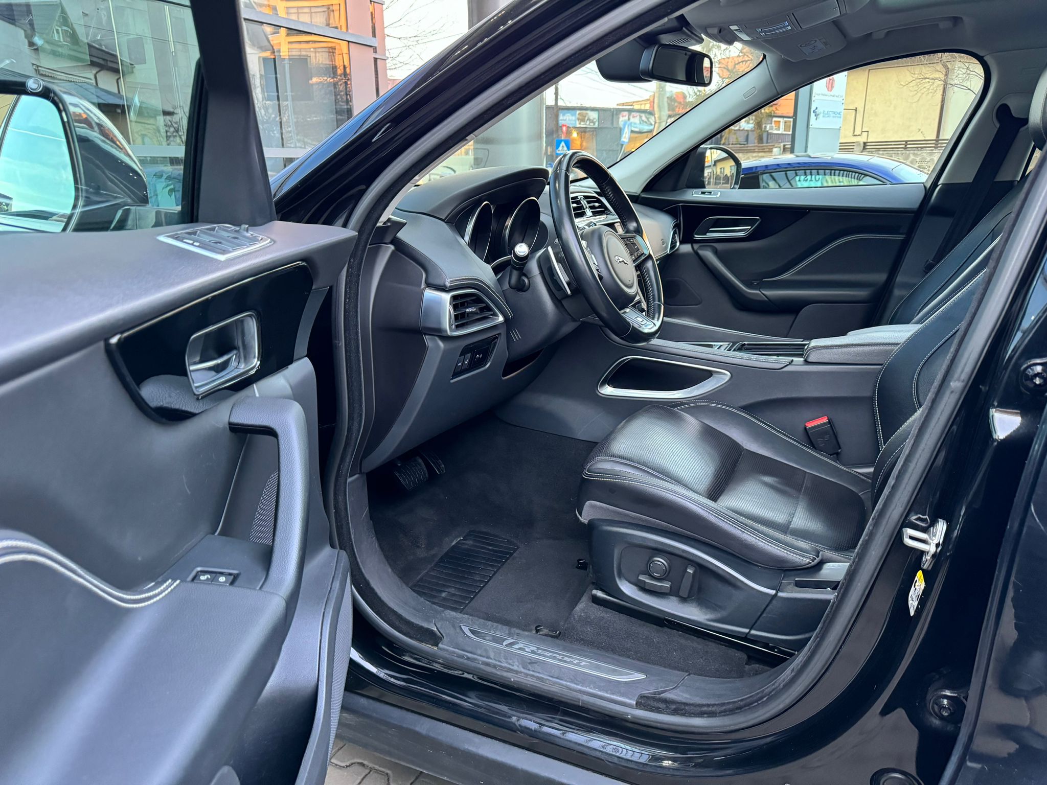 Jaguar F-Pace 20d R-Line - imagine 14