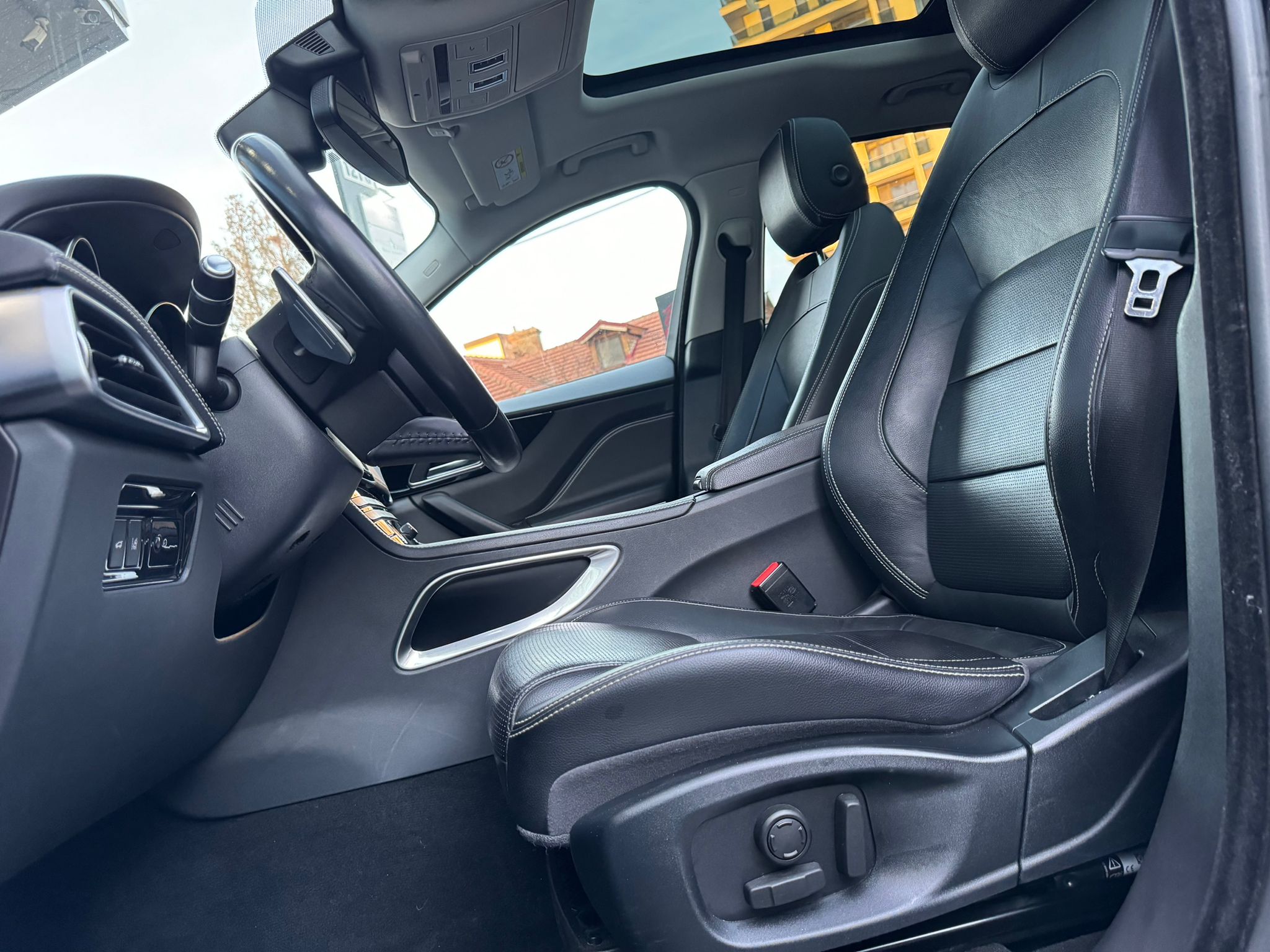 Jaguar F-Pace 20d R-Line - imagine 15