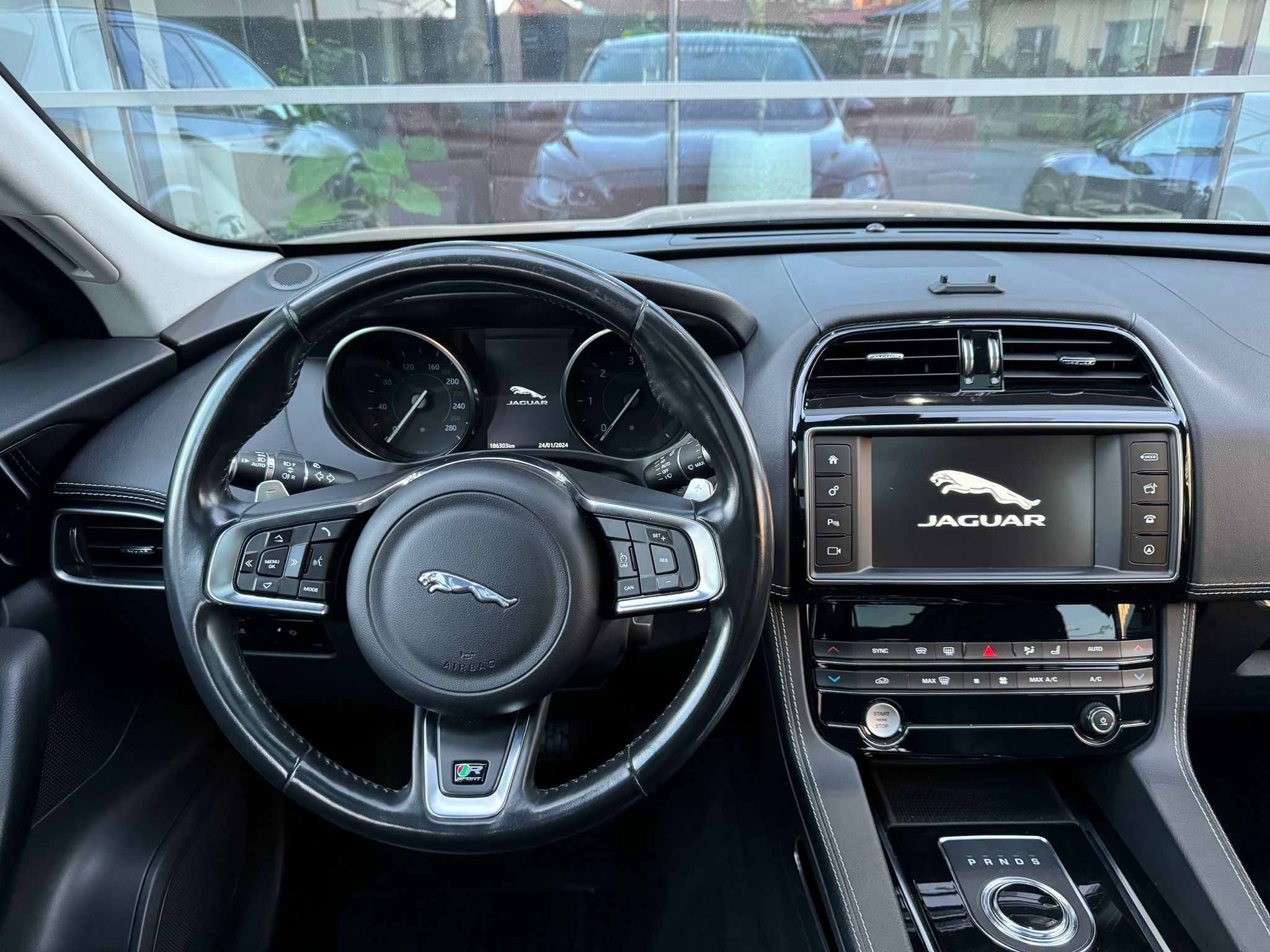 Jaguar F-Pace 20d R-Line - imagine 18
