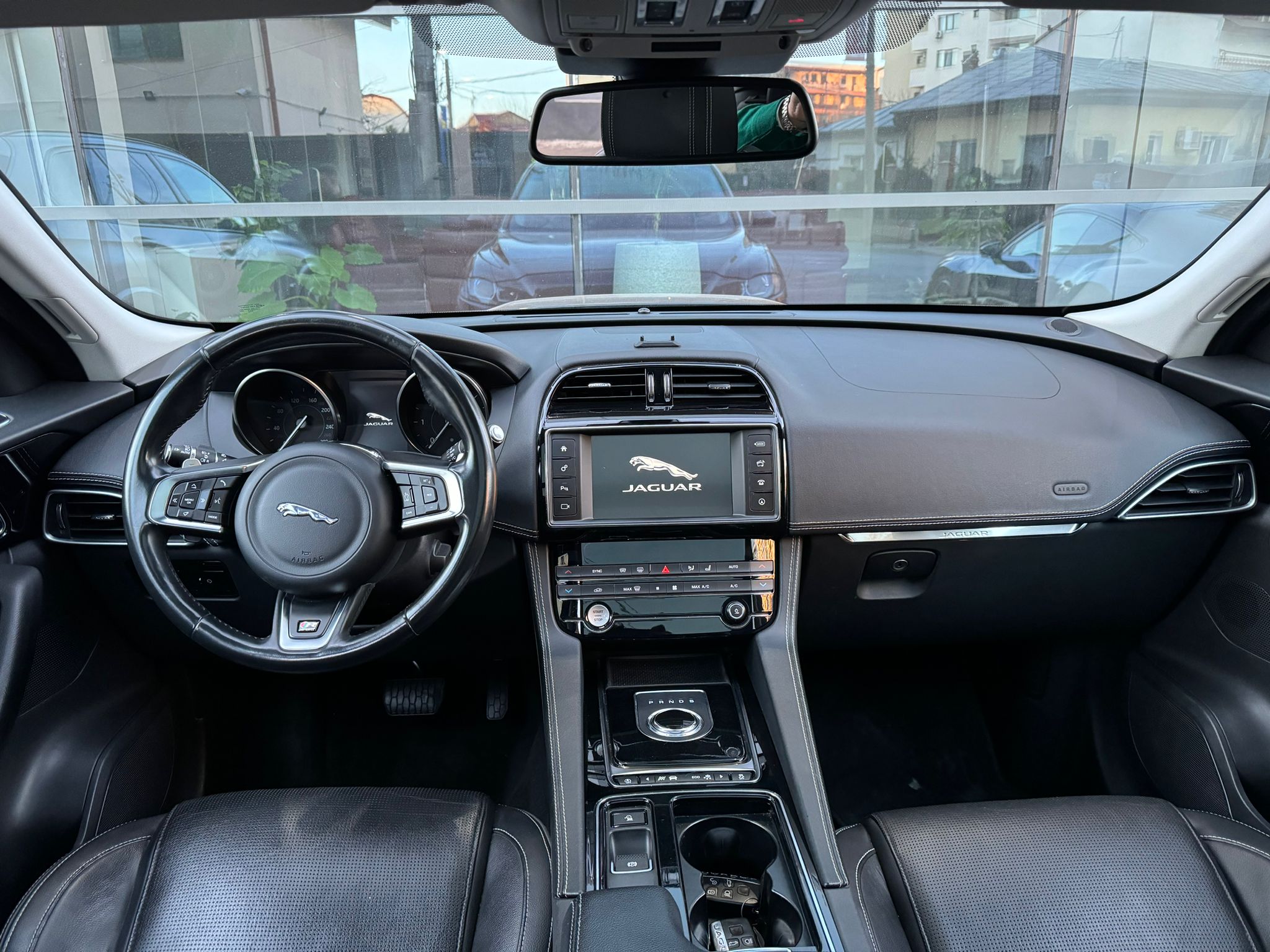 Jaguar F-Pace 20d R-Line - imagine 16