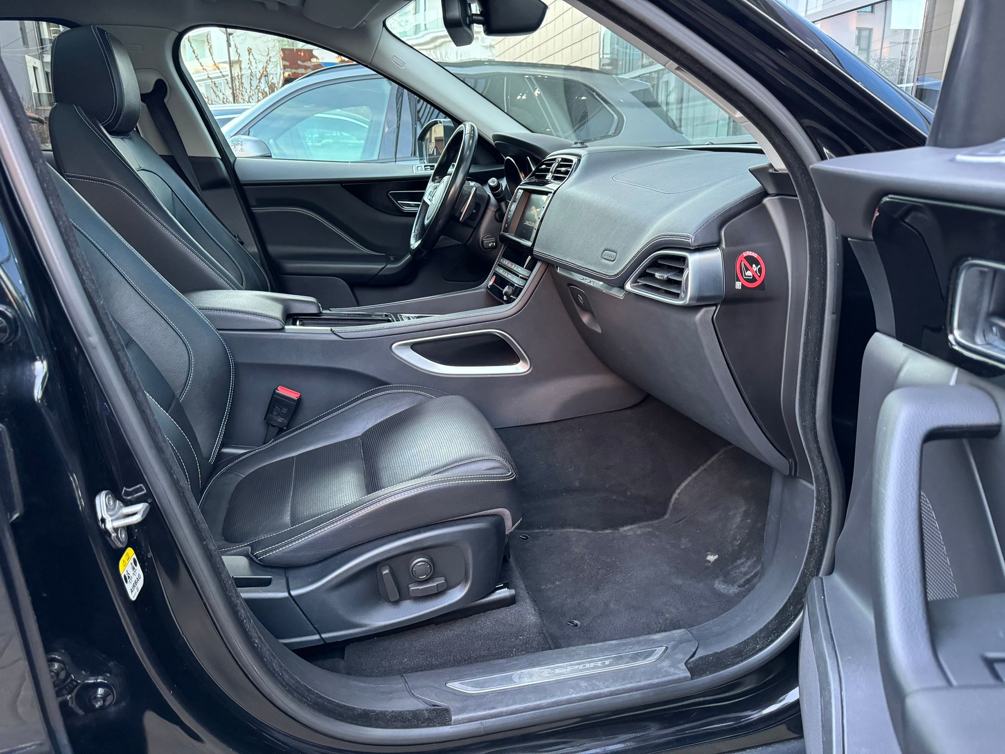 Jaguar F-Pace 20d R-Line - imagine 19