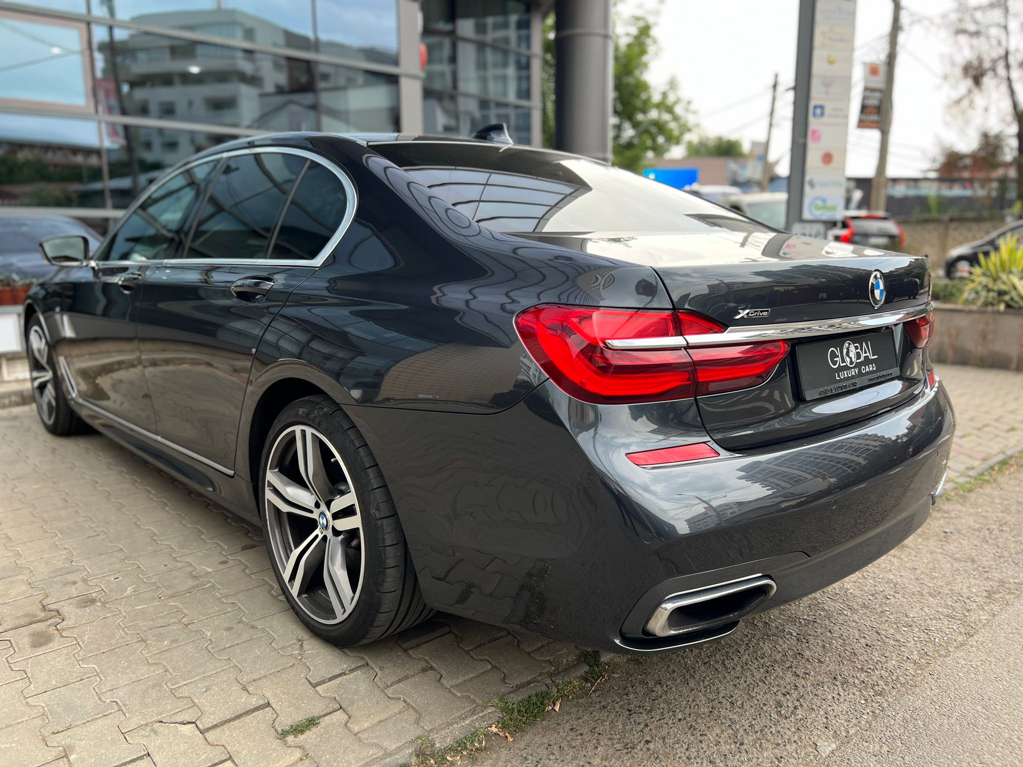 BMW 730d xDrive M-Sport - imagine 8