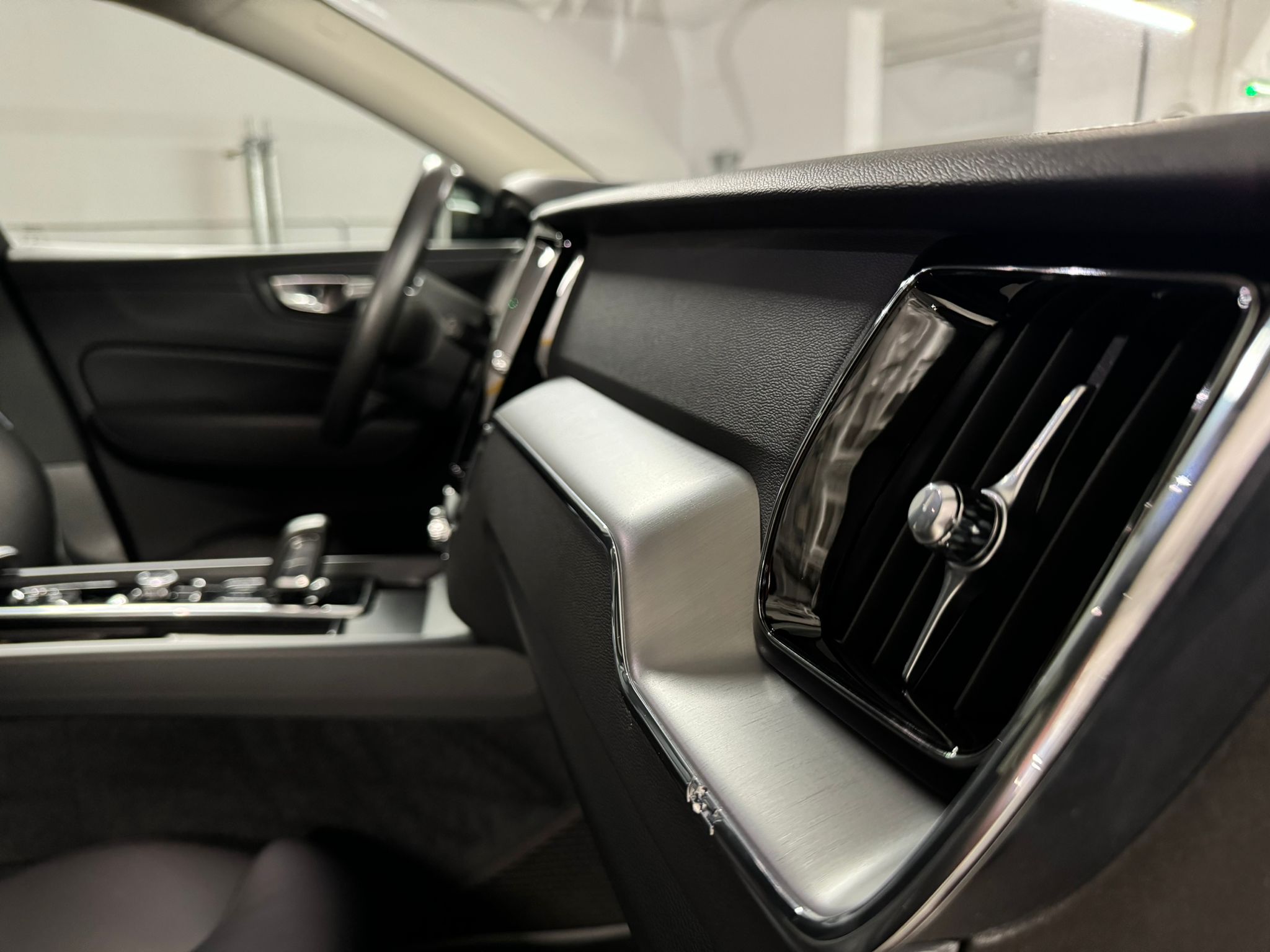 Volvo XC60 R-Design Plug-in Hybrid - imagine 16