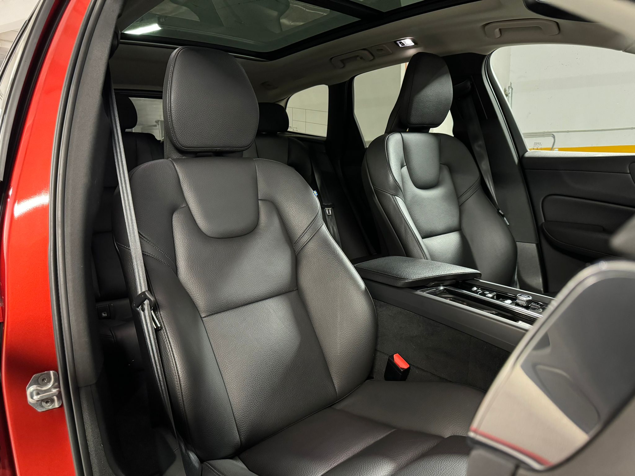 Volvo XC60 R-Design Plug-in Hybrid - imagine 17