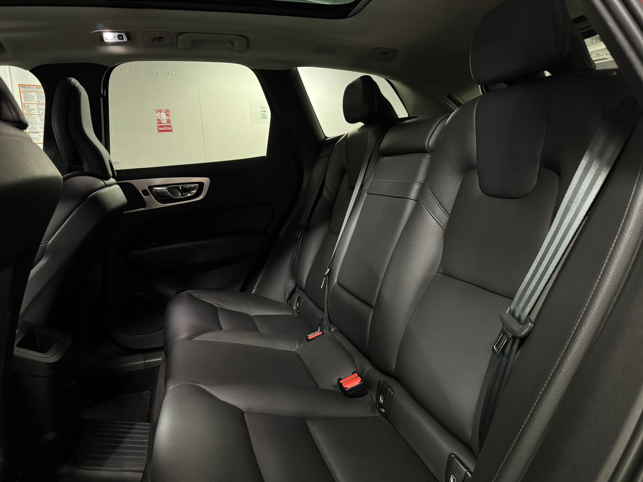 Volvo XC60 R-Design Plug-in Hybrid - imagine 20