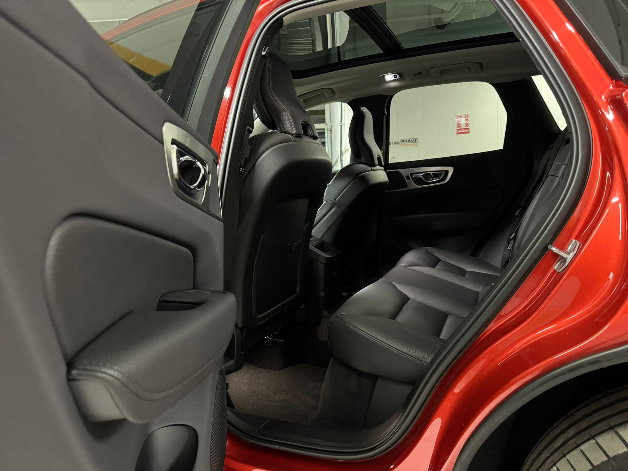 Volvo XC60 R-Design Plug-in Hybrid - imagine 19