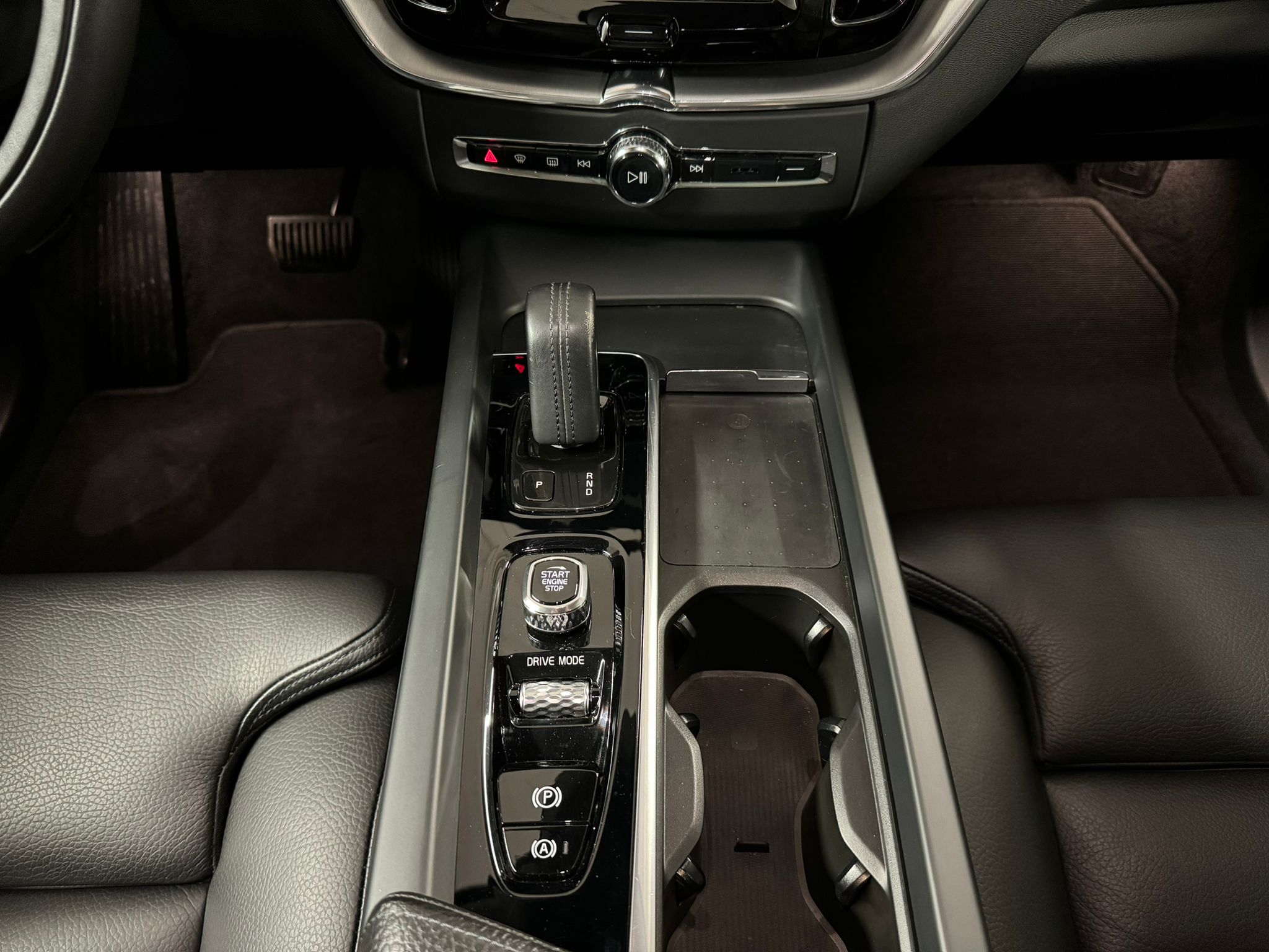 Volvo XC60 R-Design Plug-in Hybrid - imagine 14