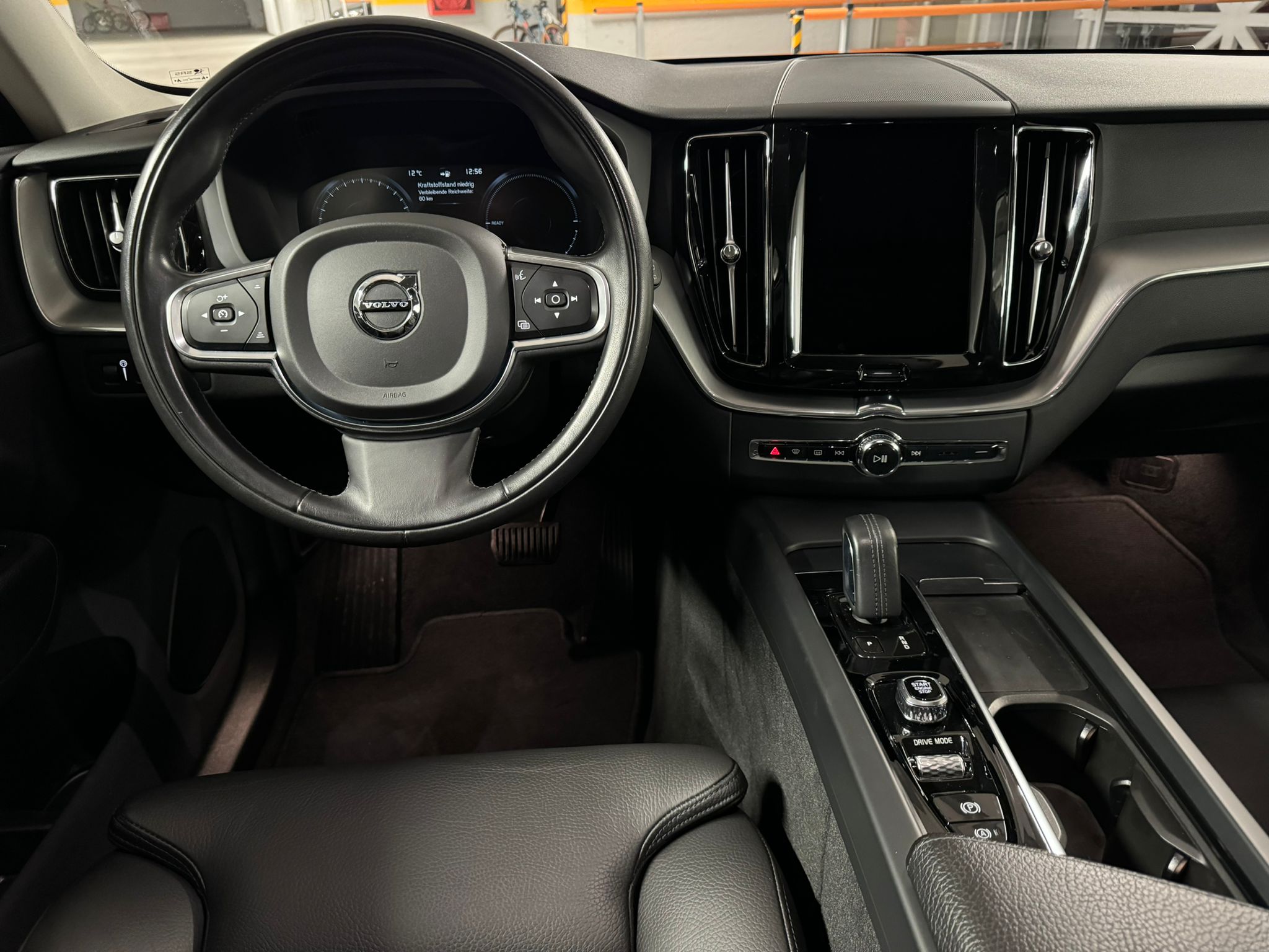 Volvo XC60 R-Design Plug-in Hybrid - imagine 13