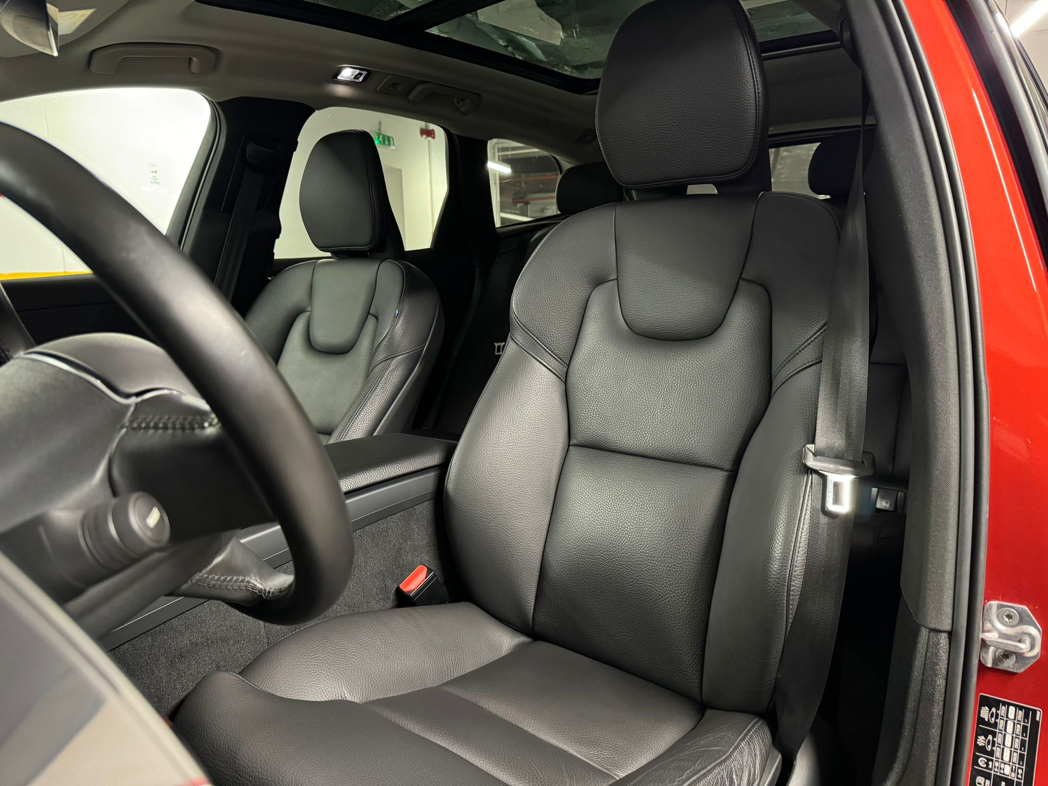 Volvo XC60 R-Design Plug-in Hybrid - imagine 3