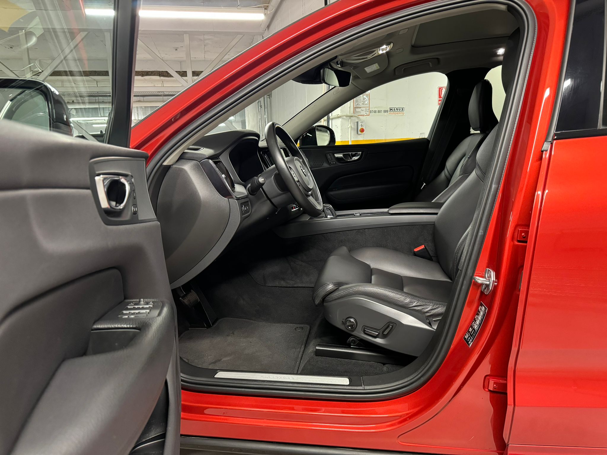 Volvo XC60 R-Design Plug-in Hybrid - imagine 11