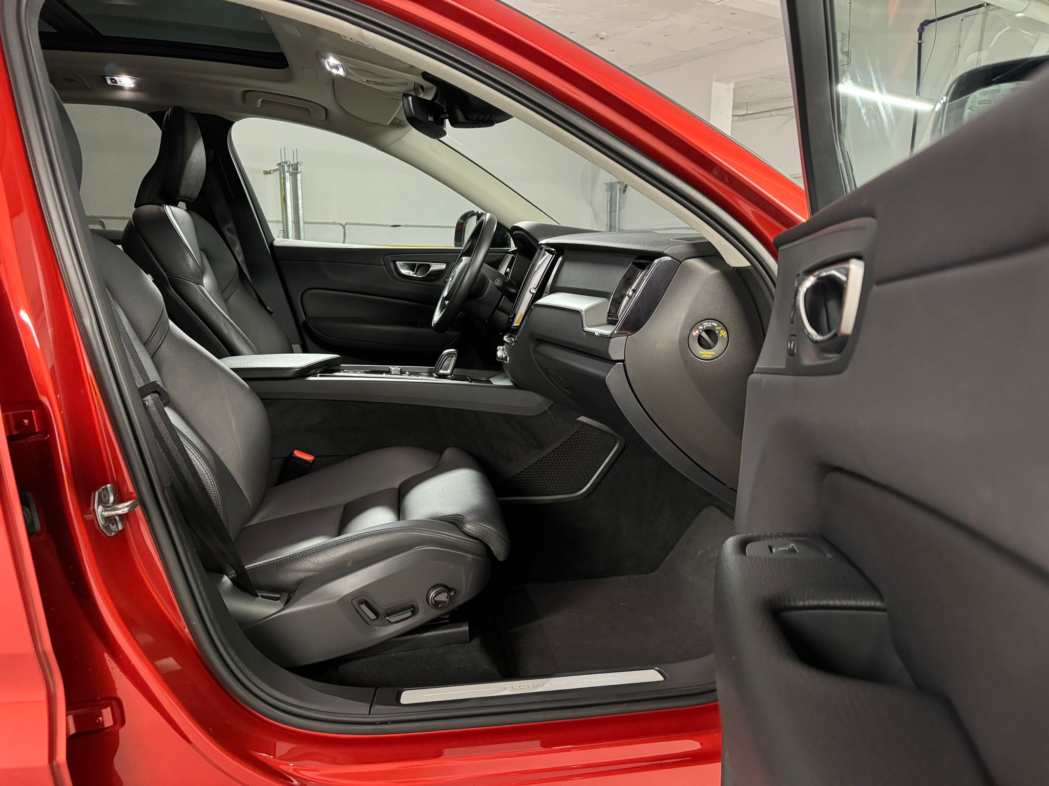 Volvo XC60 R-Design Plug-in Hybrid - imagine 18