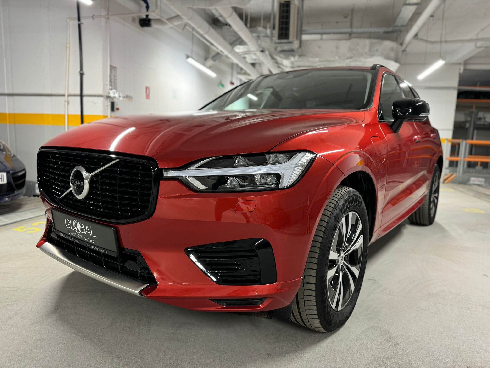 Volvo XC60 R-Design Plug-in Hybrid - imagine 5
