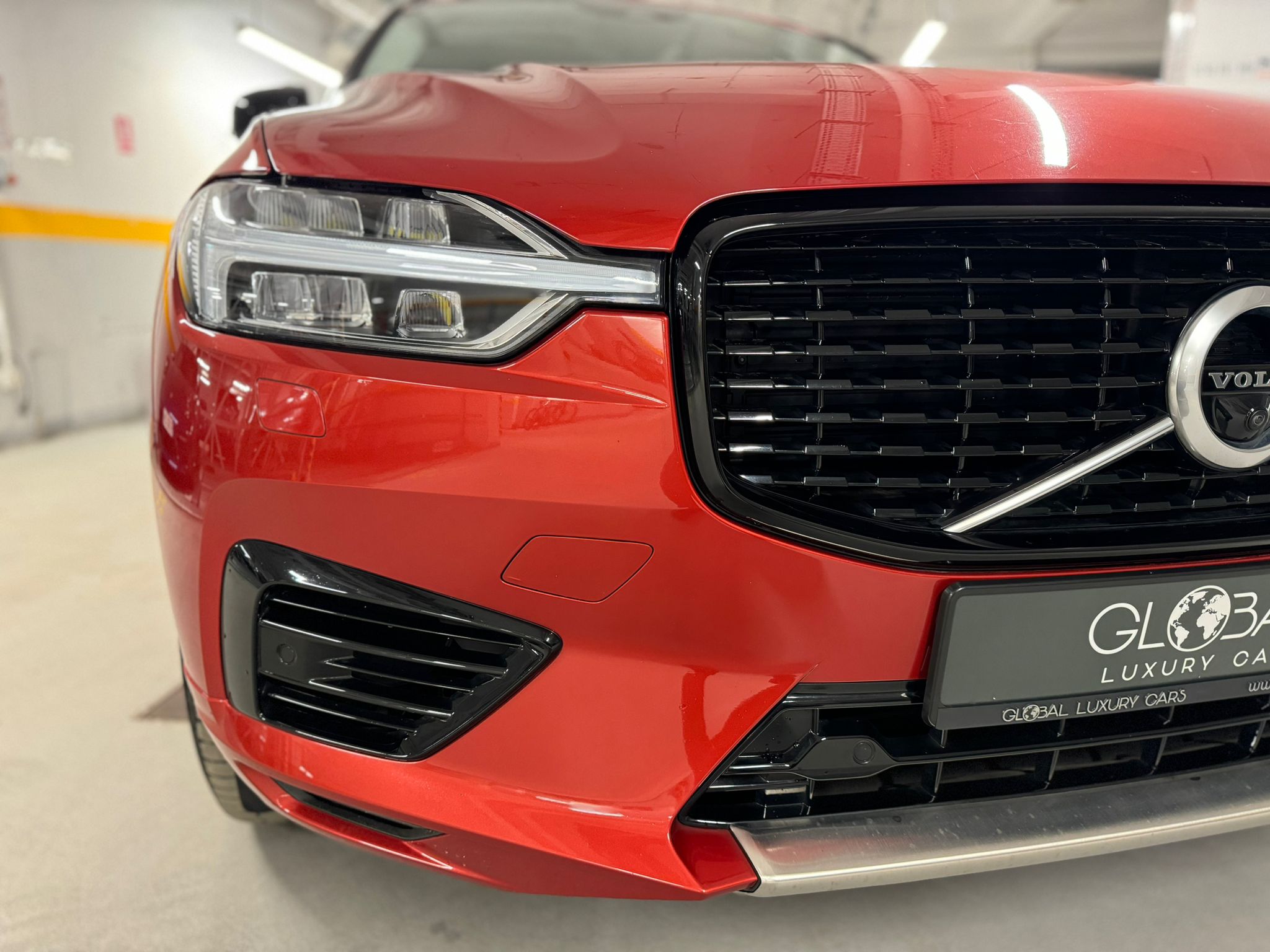 Volvo XC60 R-Design Plug-in Hybrid - imagine 4