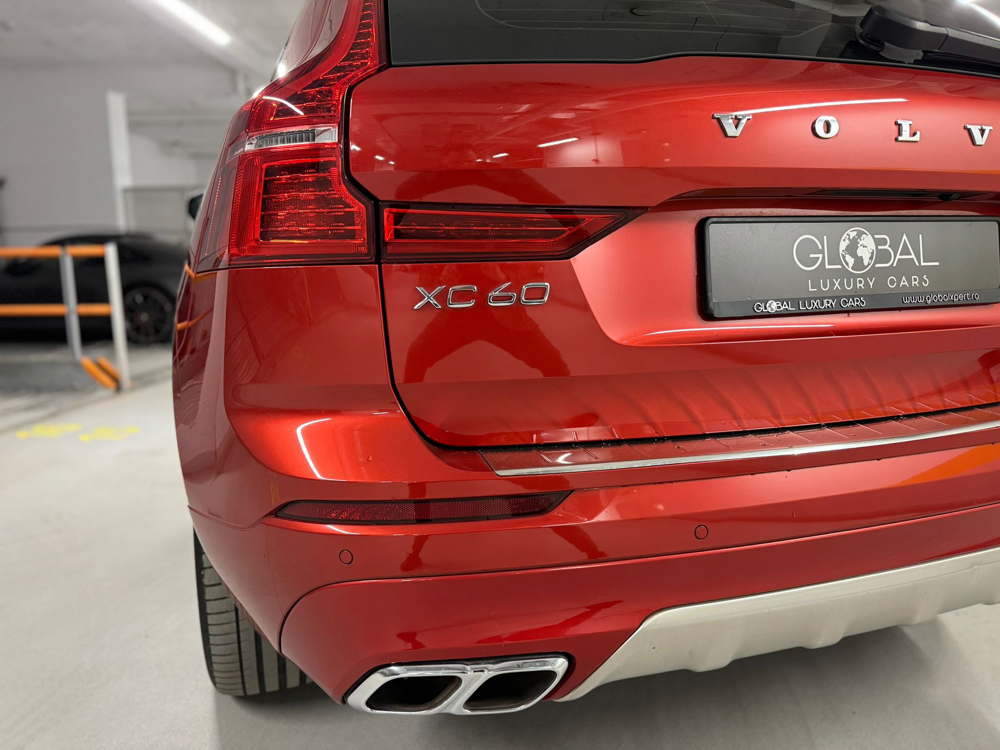 Volvo XC60 R-Design Plug-in Hybrid - imagine 8