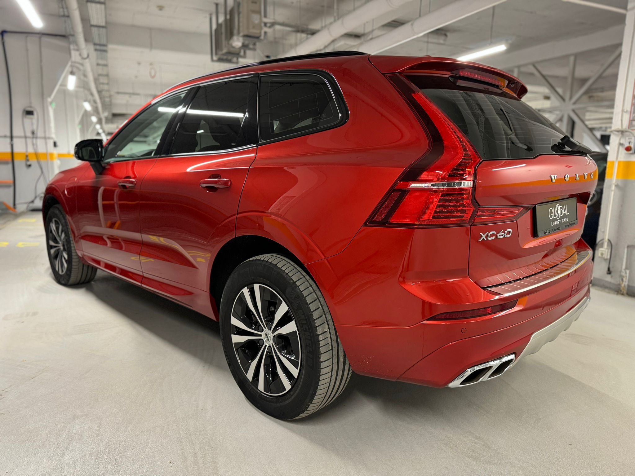 Volvo XC60 R-Design Plug-in Hybrid - imagine 9