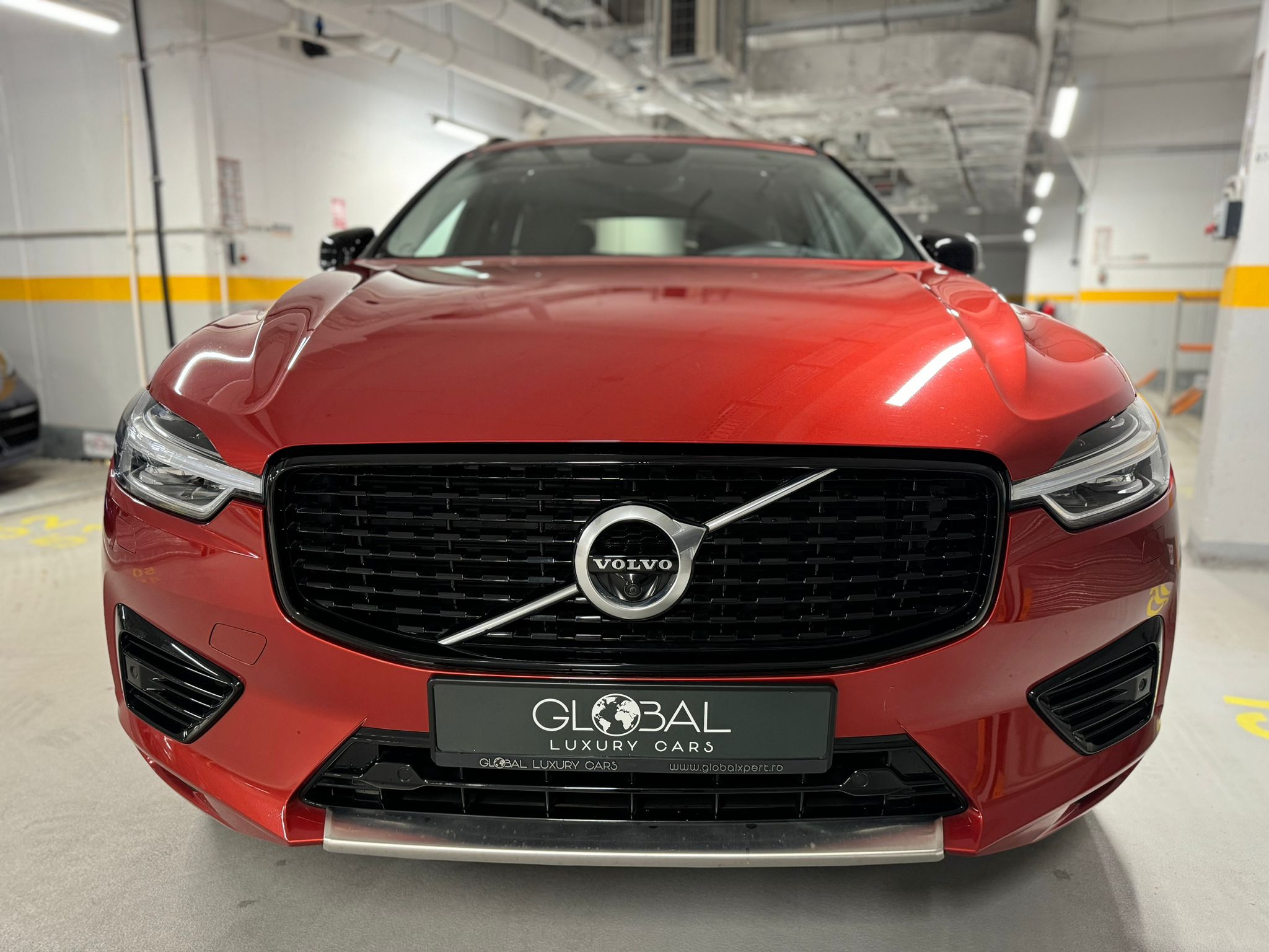 Volvo XC60 R-Design Plug-in Hybrid - imagine 2