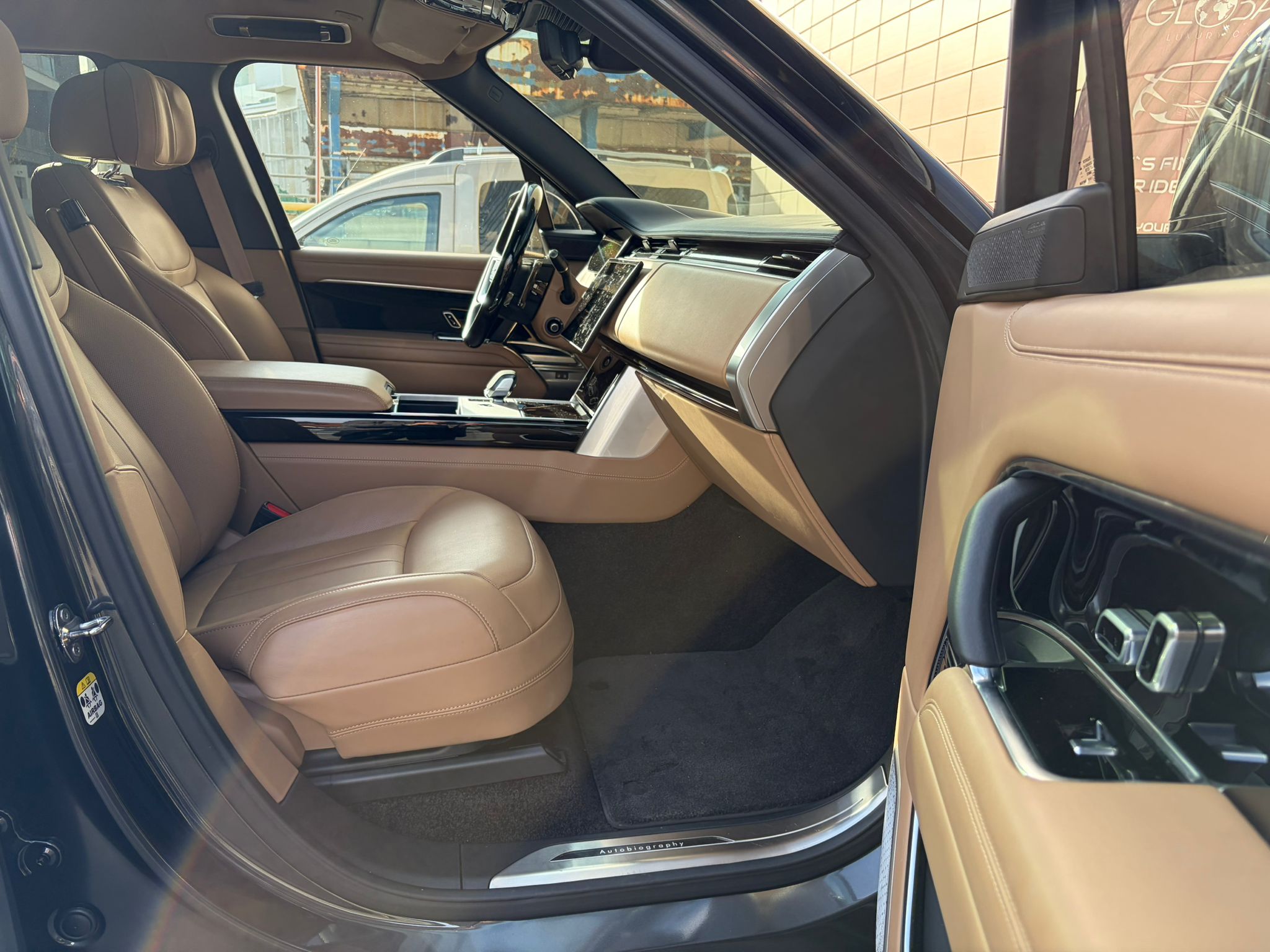 Range Rover SWB 4.4 P530 Autobiography - imagine 21