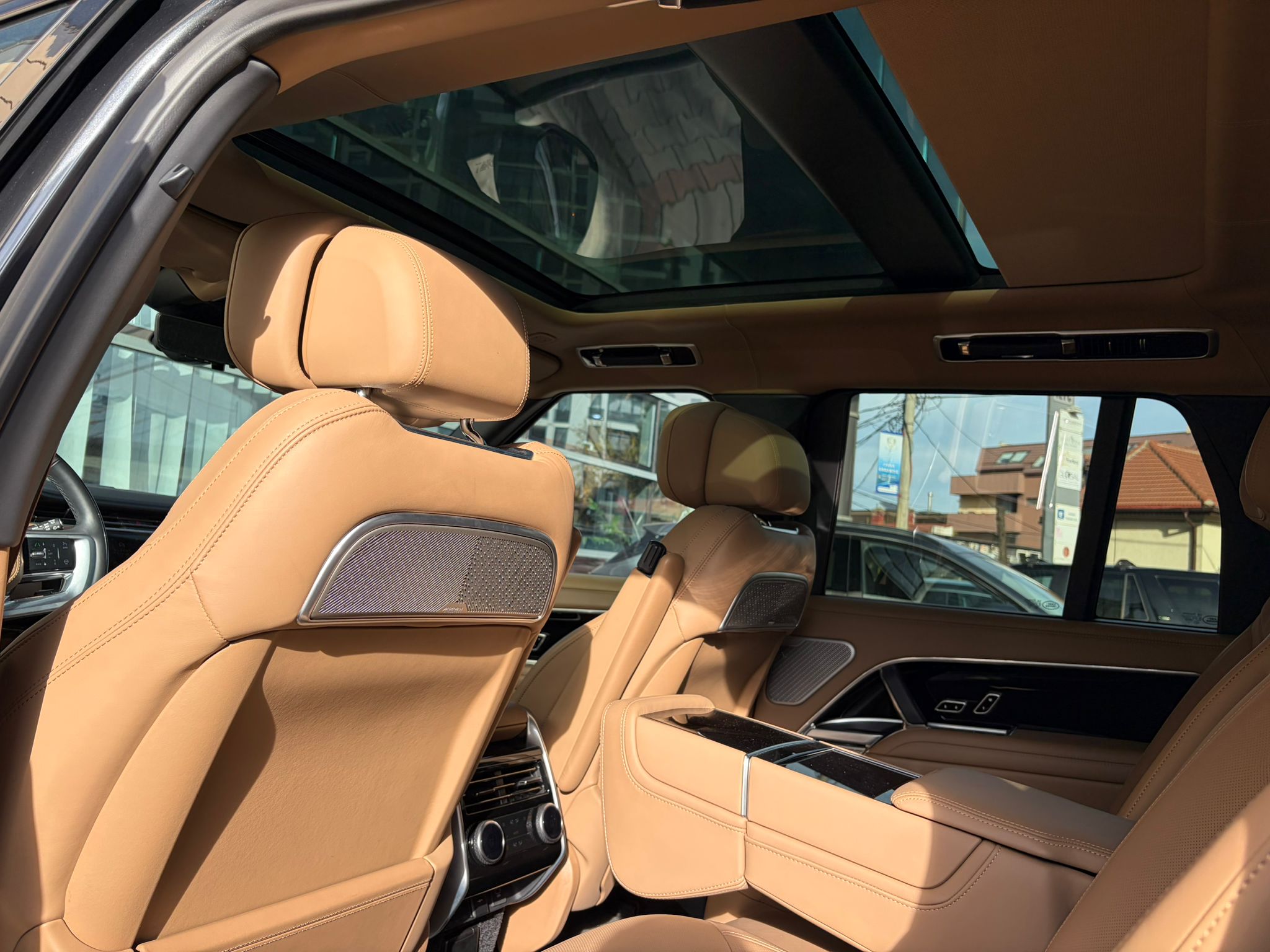 Range Rover SWB 4.4 P530 Autobiography - imagine 23