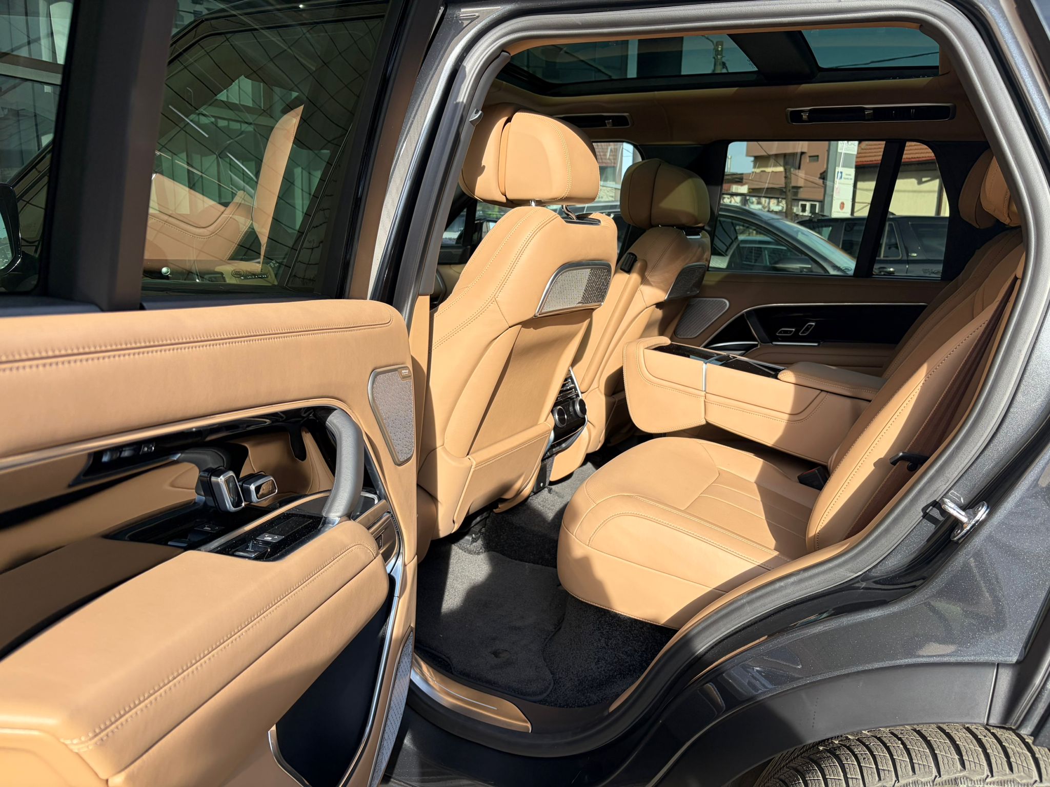 Range Rover SWB 4.4 P530 Autobiography - imagine 28