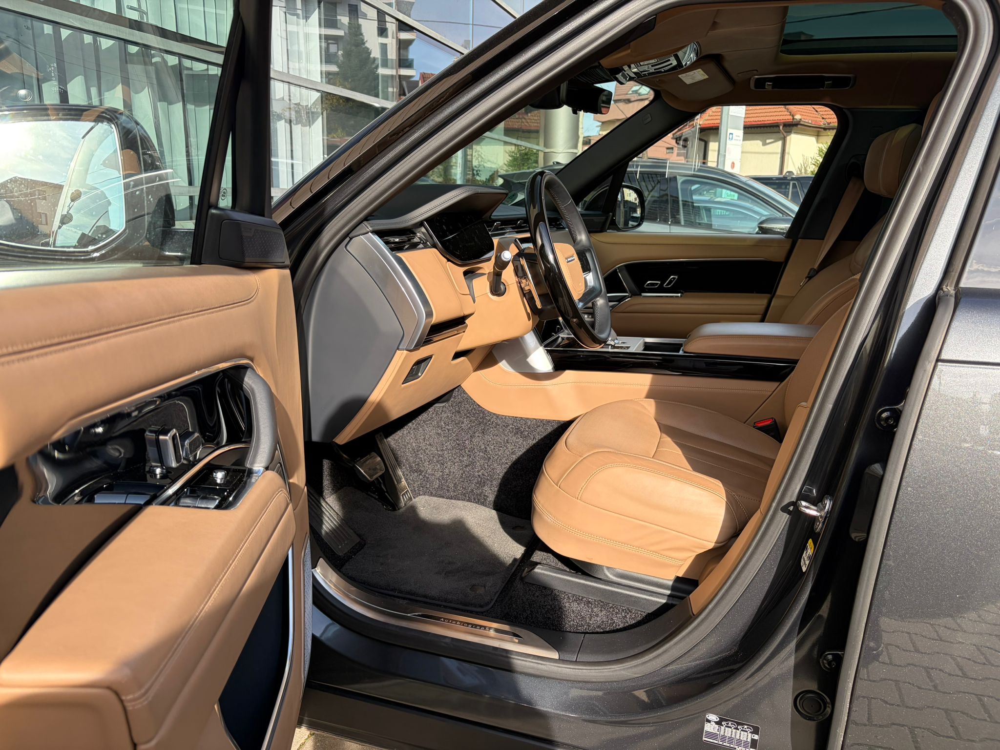 Range Rover SWB 4.4 P530 Autobiography - imagine 16